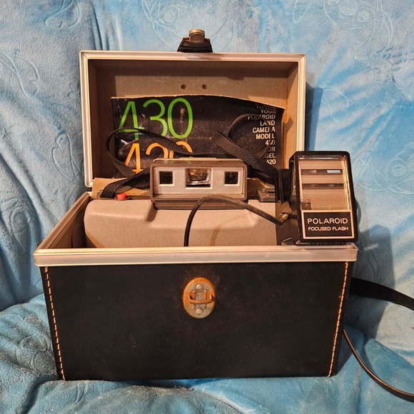 Vintage Polaroid Land Camera Model 420 w/ Focused Flash & Case + Manual UNTESTED - Picture 1 of 11